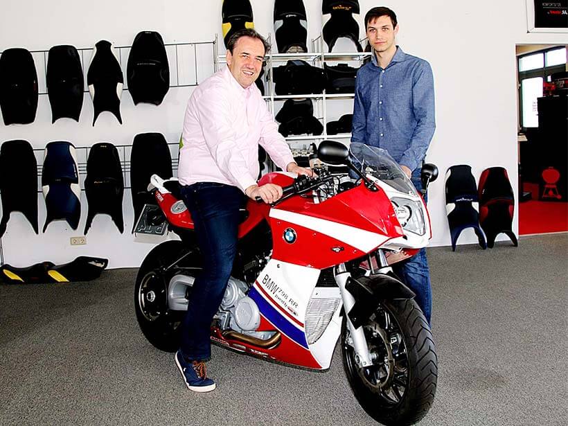 Unternehmer Andreas Ring auf dem Motorrad mit Mitarbeiter Jascha Conzelmann (Foto: Hans Pertsch)